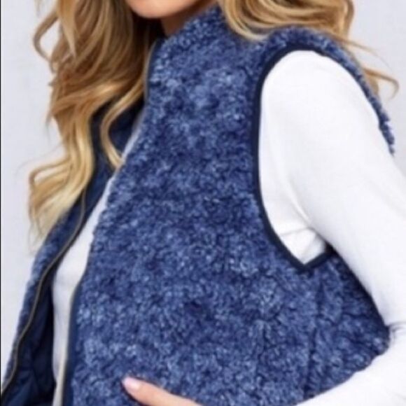 Reversible Sherpa Vest - Picture 11 of 16